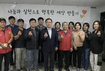 자원봉사자들과 대표가 함께한 단체 사진